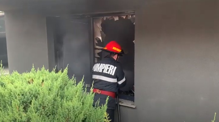 Video Cluj.  Update. Apartament în flăcări. Doi copii și trei adulți duși la spital după ce au inhalat fum  1