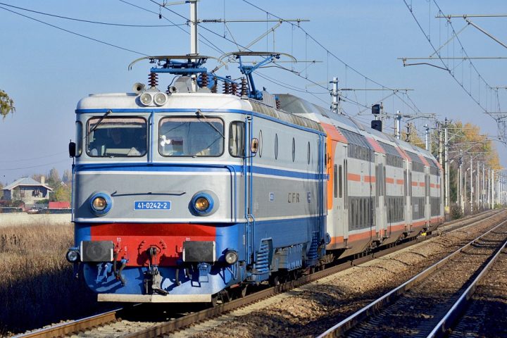 Călătoria cu trenul de la Cluj la Constanța durează 16 ore. „Toaleta a dat pe-afară în vagon, n-am putut sta în vagon" 1