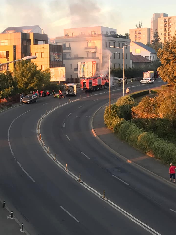 (Foto) Cluj: Mașină în flăcări pe Calea Turzii. Un bărbat de 50 de ani rănit 3