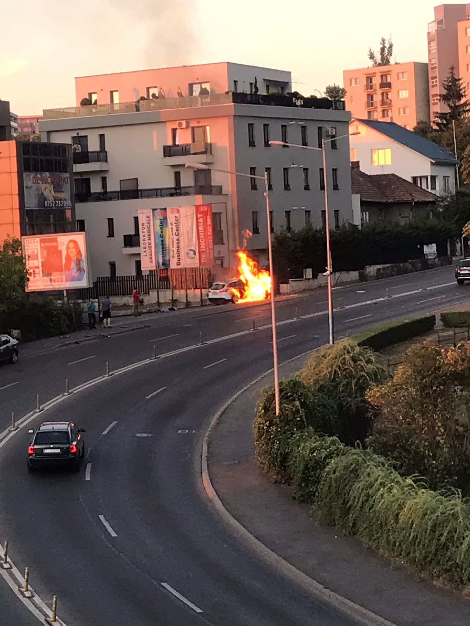 (Foto) Cluj: Mașină în flăcări pe Calea Turzii. Un bărbat de 50 de ani rănit 1