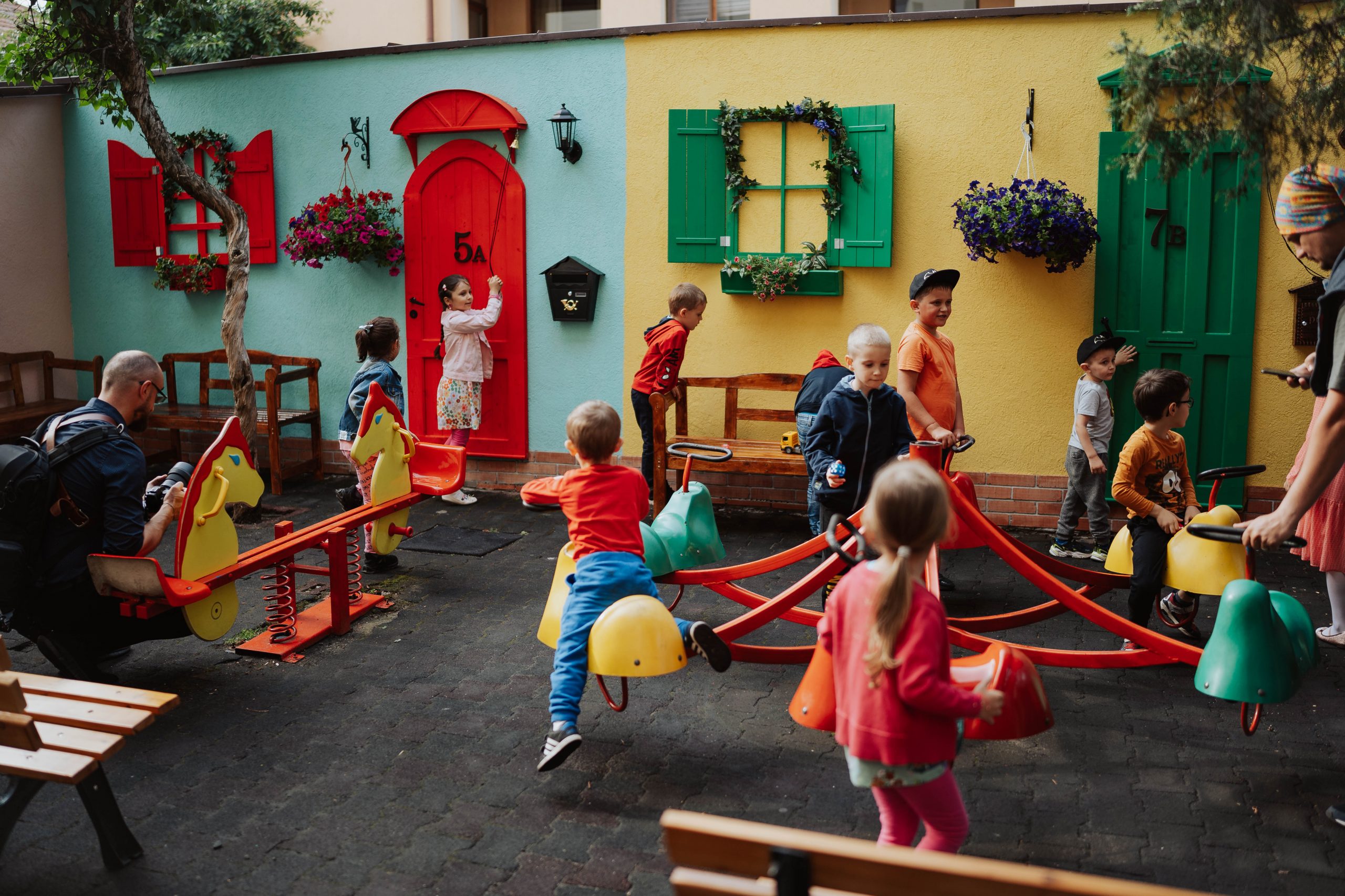 (Foto) Cluj: Asociația Educalise a inaugurat un loc de joacă la Pediatrie III - Curtea Poveștilor 1