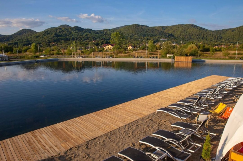 Cea mai mare piscină naturală din estul Europei se află la 2 ore și jumătate de Cluj. Are 18.000 de metri pătrați şi este o oază de relaxare 1