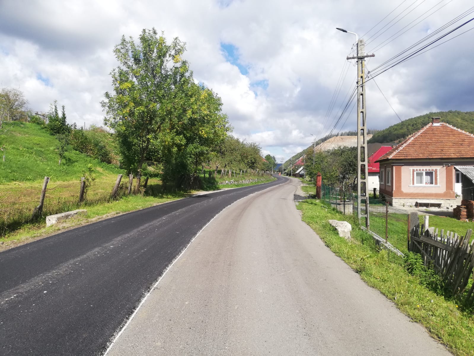 (Foto) Se afaltează un nou drum turistic din Cluj: „Trece prin unul dintre satele-comoară ale zonei” 2