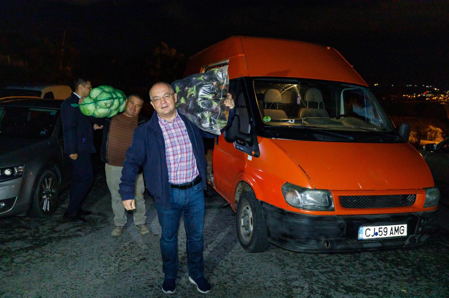 Foto Cluj. Primarul Emil Boc a cărat în spinare legume cu sacul pentru oamenii nevoiași 3