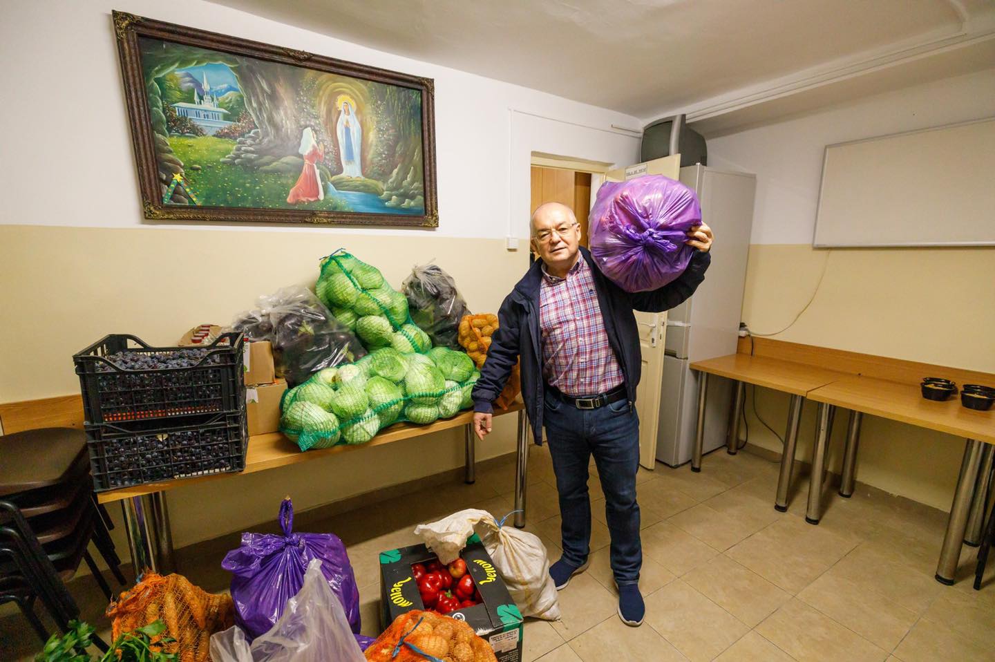 Foto Cluj. Primarul Emil Boc a cărat în spinare legume cu sacul pentru oamenii nevoiași 2