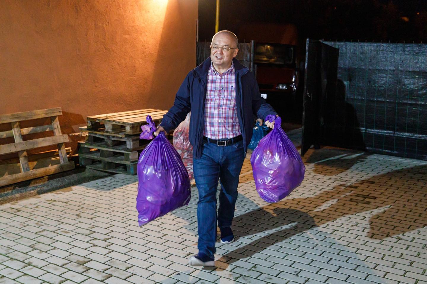 Foto Cluj. Primarul Emil Boc a cărat în spinare legume cu sacul pentru oamenii nevoiași 5