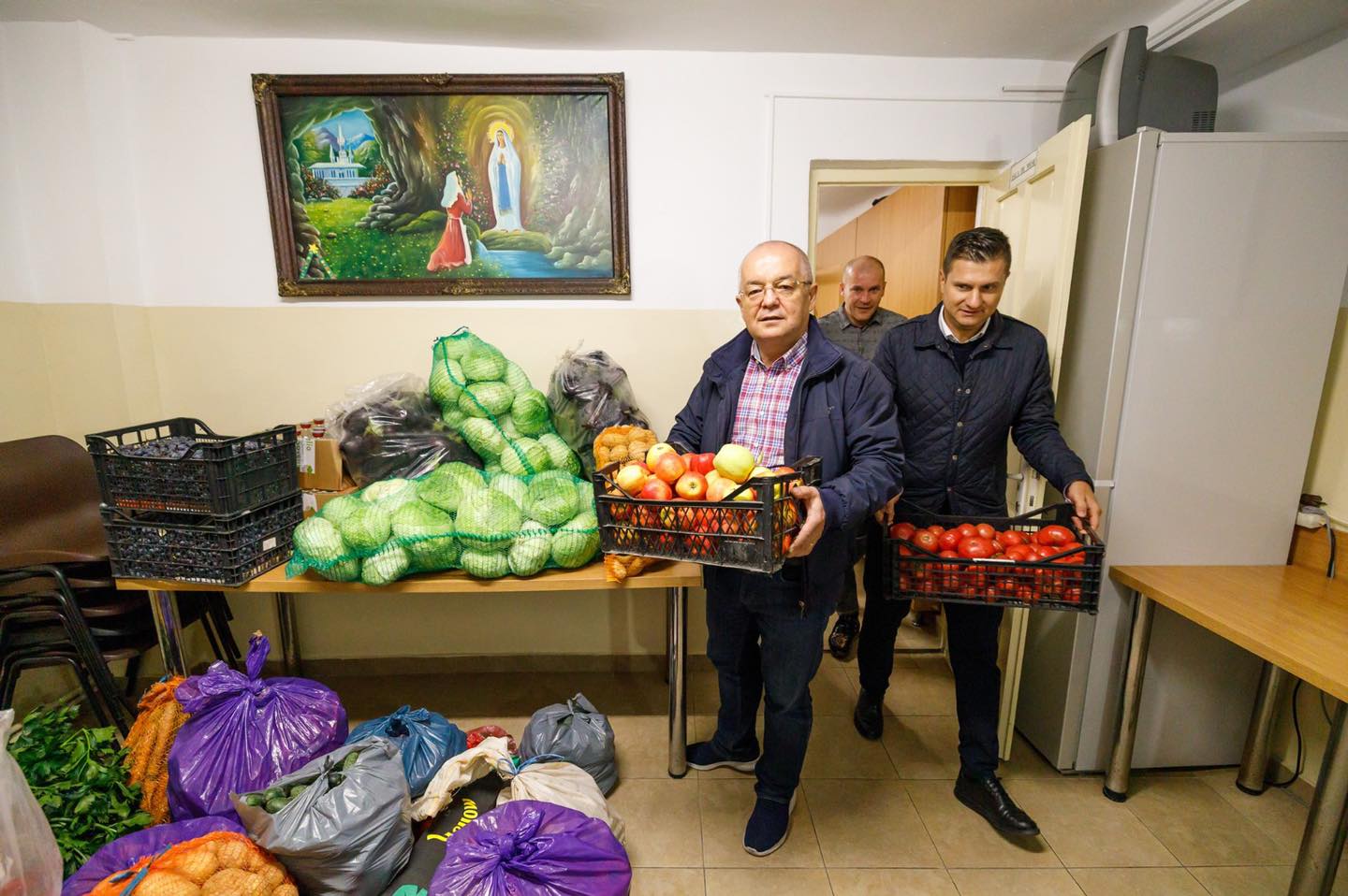 Foto Cluj. Primarul Emil Boc a cărat în spinare legume cu sacul pentru oamenii nevoiași 4