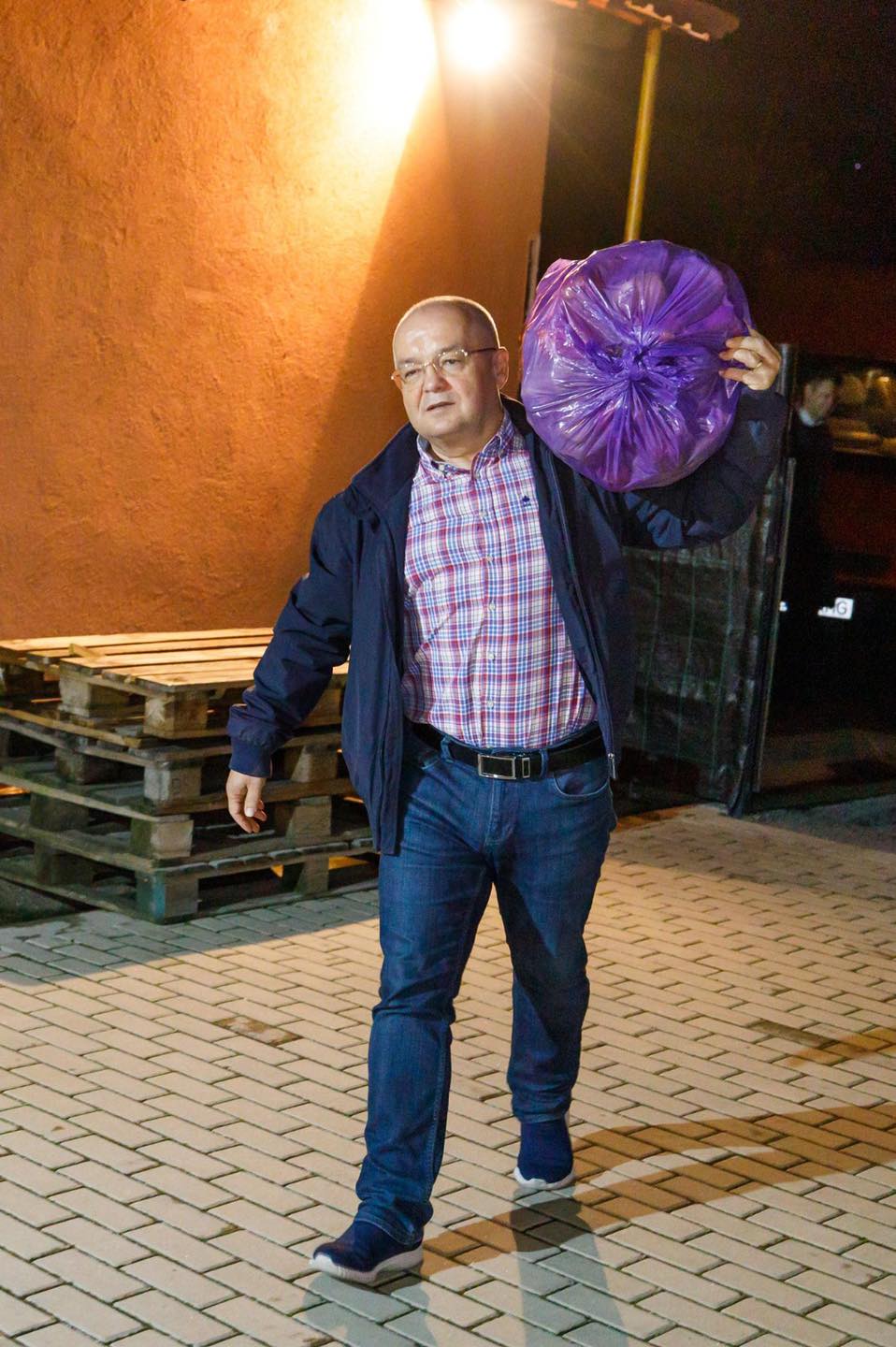 Foto Cluj. Primarul Emil Boc a cărat în spinare legume cu sacul pentru oamenii nevoiași 1