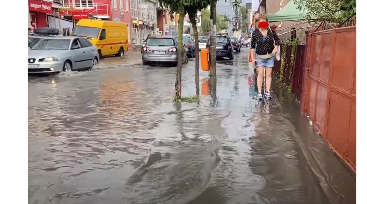 Video Inundații. Zidul de susținere al unui drum din Dej, rupt de ape 1