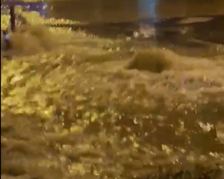 (Video) O stradă din Cluj Napoca transformată în râu după ce o conductă de apă s-a spart 1