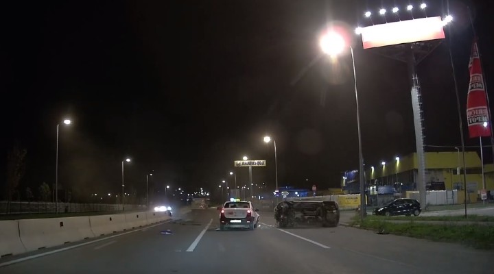 Video Cluj. Accident grav în fața Arabesque. Un SUV a sărit parapetele din beton din mijlocul drumului și apoi a lovit un taxi 1