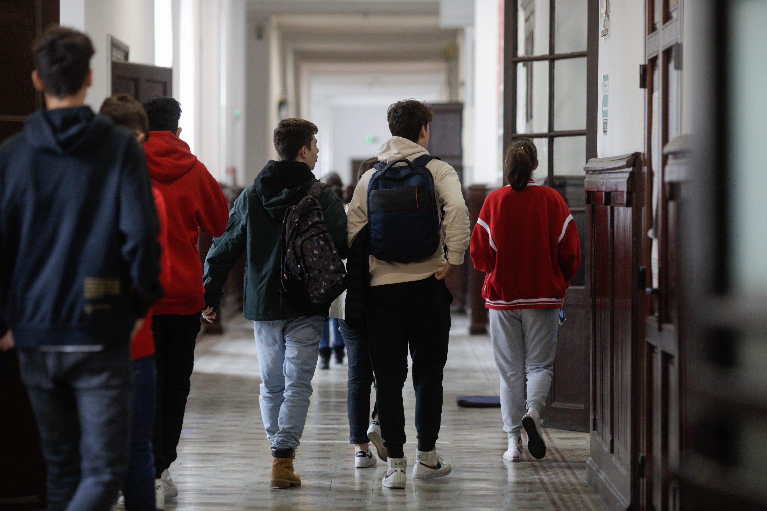 Cluj. Elevi condamnați de judecători, după ce au legat un coleg de scaun și l-au machiat, la un liceu din Huedin 1