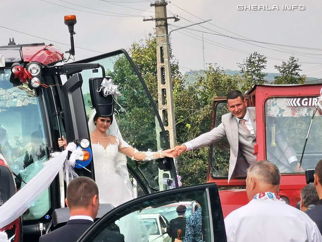 (Foto/Video) Mire și mireasă din Cluj, pe tractoare în ziua nunții 2