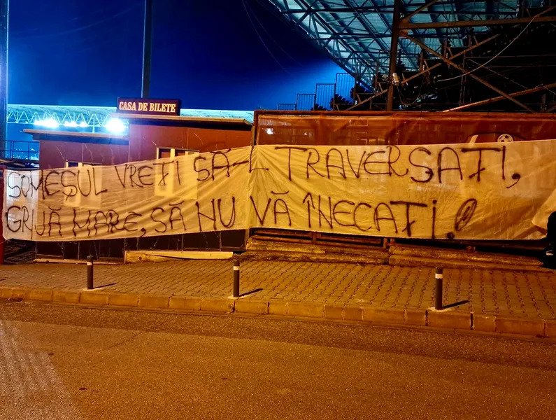 (Foto) Suporterii ”U” Cluj au „invadat” cu bannere stadionul CFR din Gruia 3