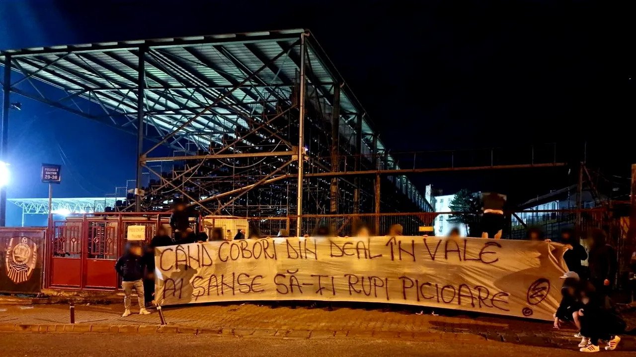 (Foto) Suporterii ”U” Cluj au „invadat” cu bannere stadionul CFR din Gruia 2