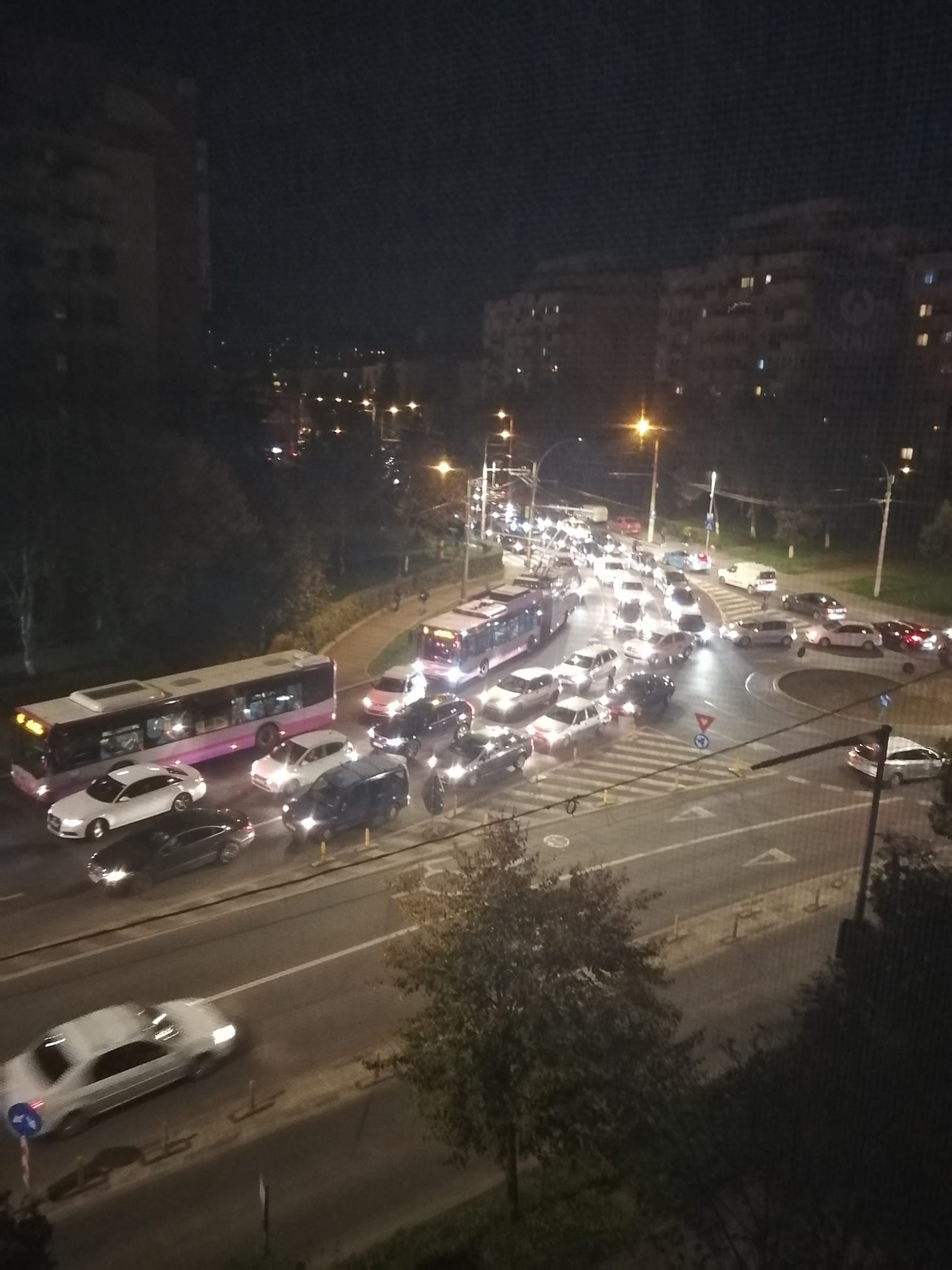 (Foto) Accident Cluj. Mașină răsturnată pe Calea Mănăștur. Trei persoane rănite 3