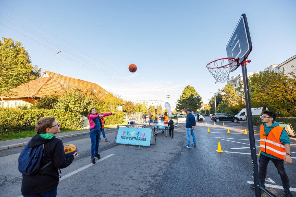 Mai multe străzi din Cluj se închid pentru trafic și se deschid pentru baschet, badminton, exerciții de motricitate, trasee de viteză. 1