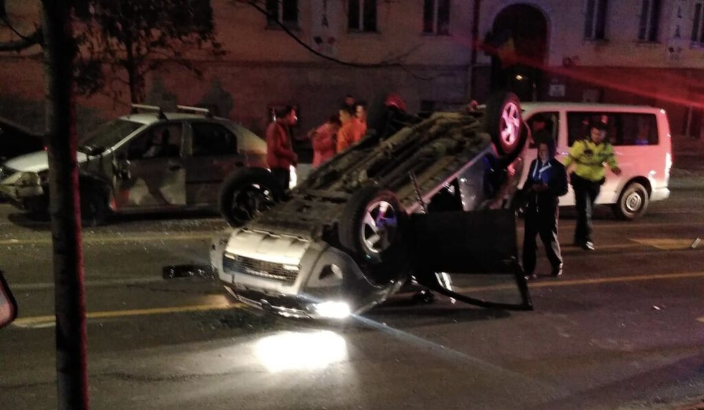 (Foto) Accident Cluj. Mașină răsturnată pe Calea Mănăștur. Trei persoane rănite 2