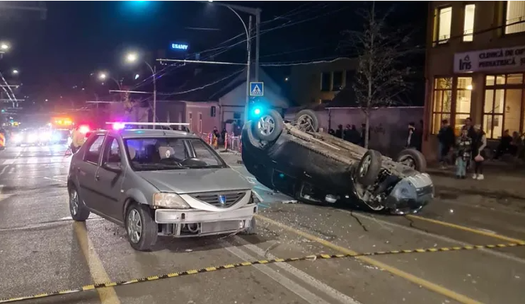 (Foto) Accident Cluj. Mașină răsturnată pe Calea Mănăștur. Trei persoane rănite 4