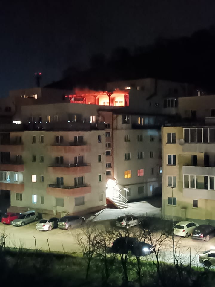 (Foto) Incendiu la mansarda unui bloc de pe strada Stejarului din Florești, Cluj 1