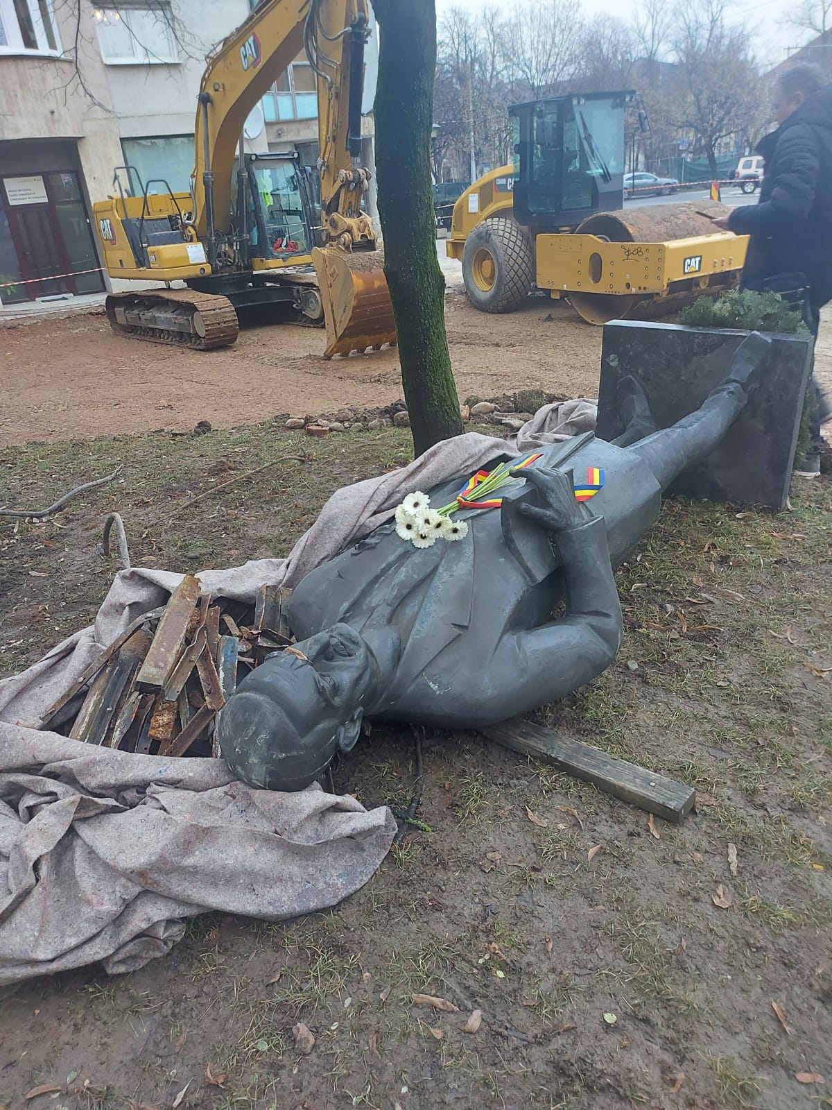 Foto Cluj. Emil Boc, reacție după ce statuia lui Iuliu Maniu a fost dată jos cu excavatorul. ”Statuia a fost luată de pe soclu și așezată lângă zidul bastionului. La fel s-a procedat cu statuile lui Eminescu și Blaga” 1