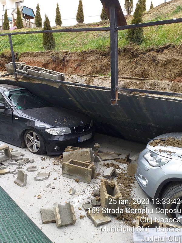 (Foto) Cluj. Un zid s-a prăbușit peste 6 mașini. Ce spune Primăria 1