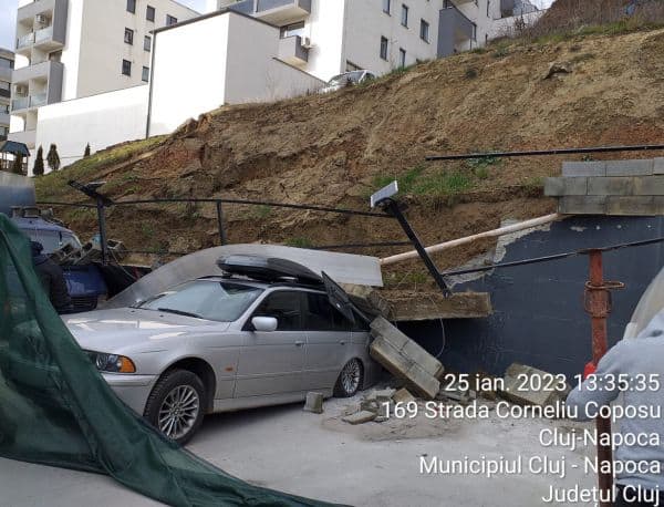 (Foto) Cluj. Un zid s-a prăbușit peste 6 mașini. Ce spune Primăria 2