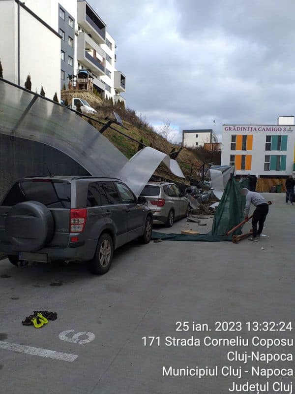 (Foto) Cluj. Un zid s-a prăbușit peste 6 mașini. Ce spune Primăria 3