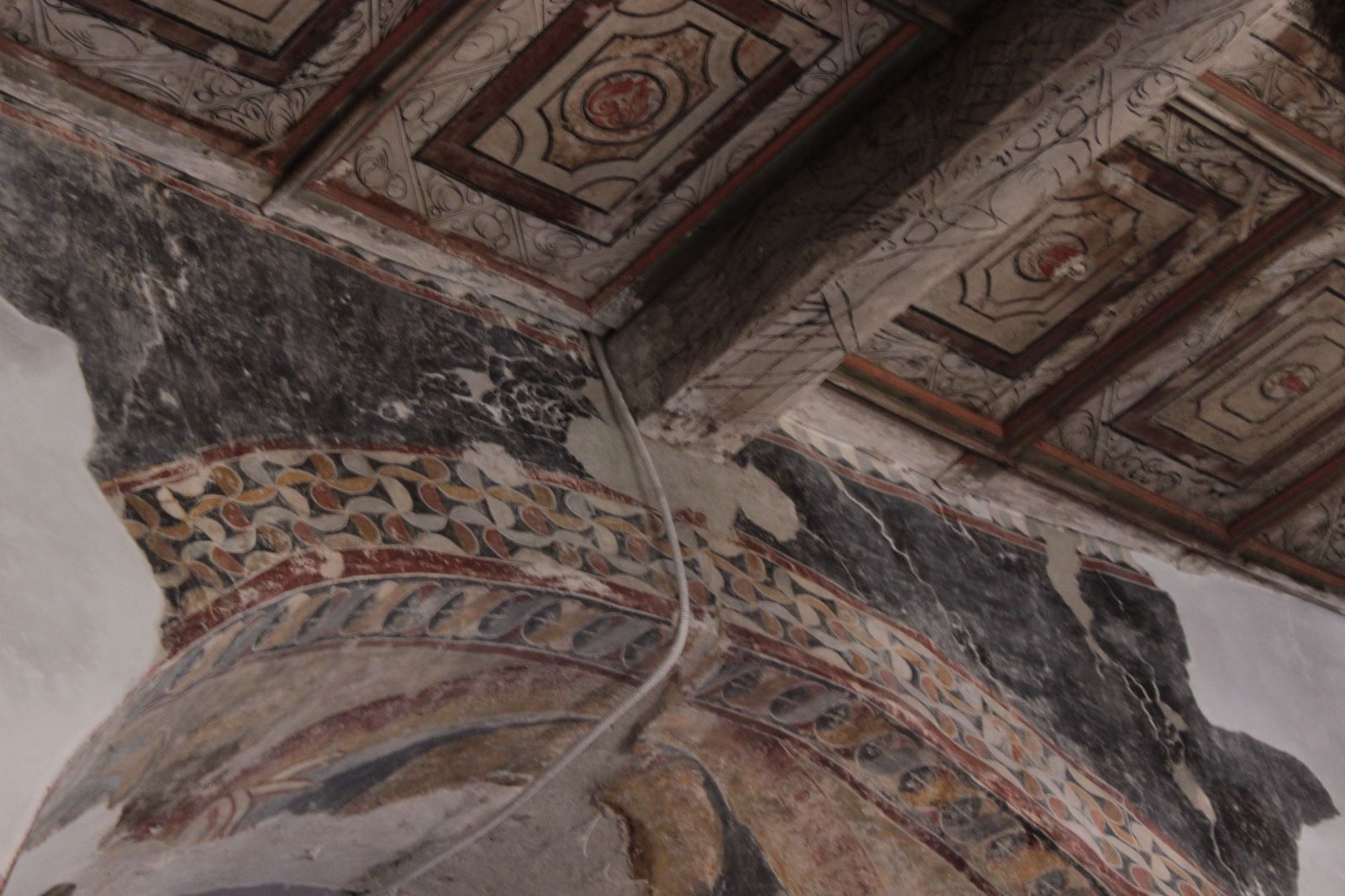 Foto Cluj. Picturi de 700 de ani şi cea mai veche şarpantă de lemn din România, în biserica din Viștea 3
