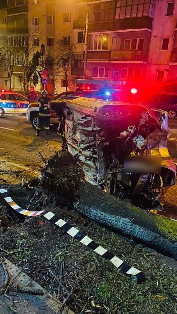 (Foto) Cluj: Accident grav pe strada Bucium. Un copac a fost smuls din rădăcini după impactul cu autoturismul 1