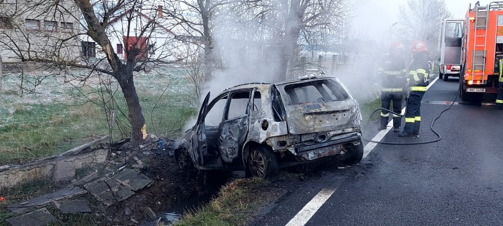 Foto/Video. Accident Cluj. Șoferii au scos o femeie dintr-o mașină care a luat foc în trafic 4