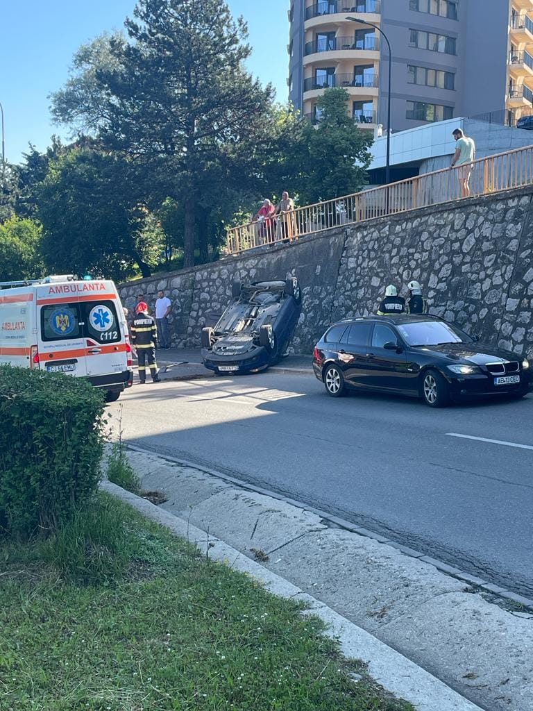Cum a reușit? Mașină răsturnată pe Podul N din Cluj-Napoca 1