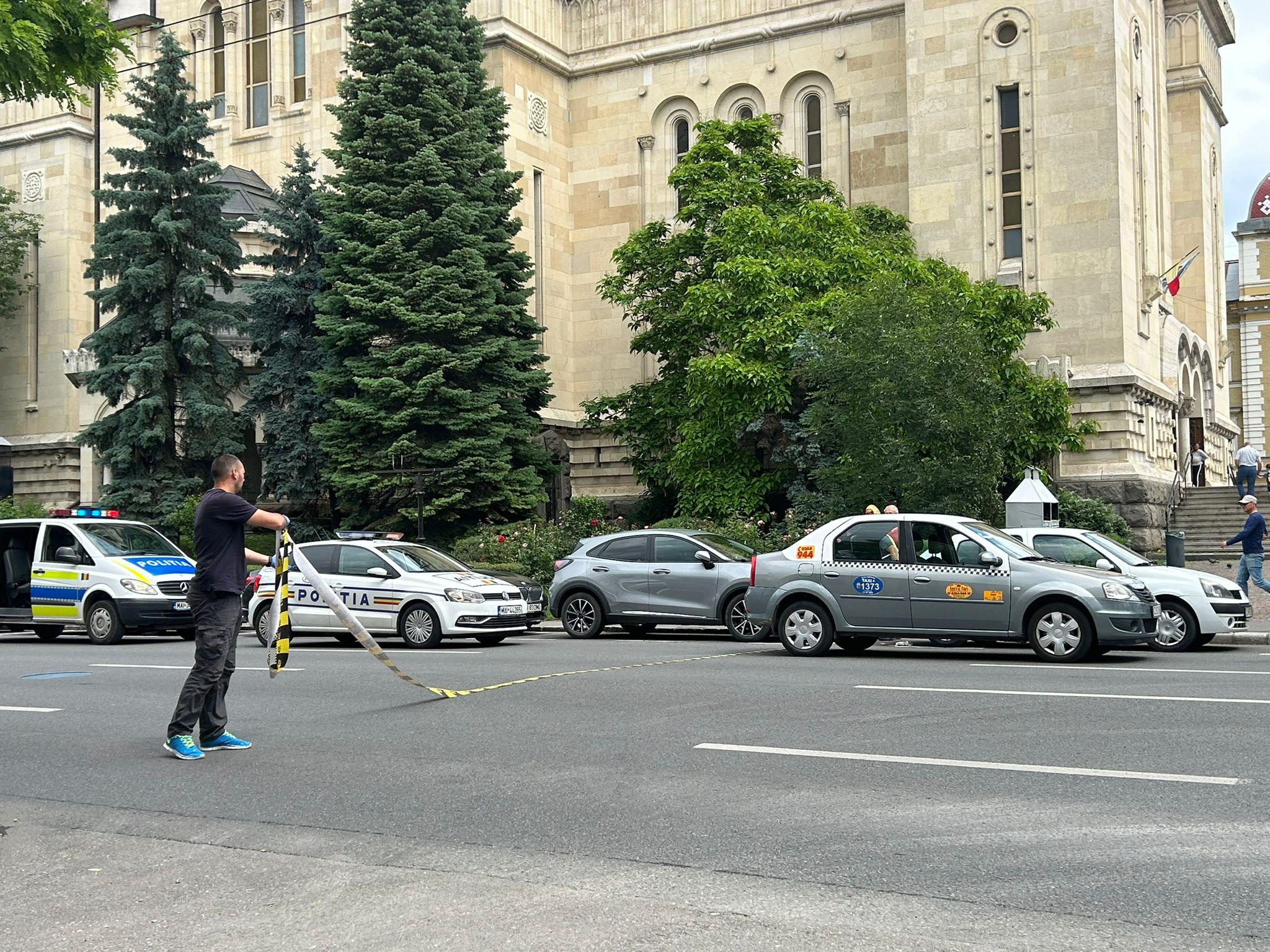 (Video) Cluj: Două fetițe de 14 și 6 ani au fost lovite de o mașină în piața Avram Iancu 1