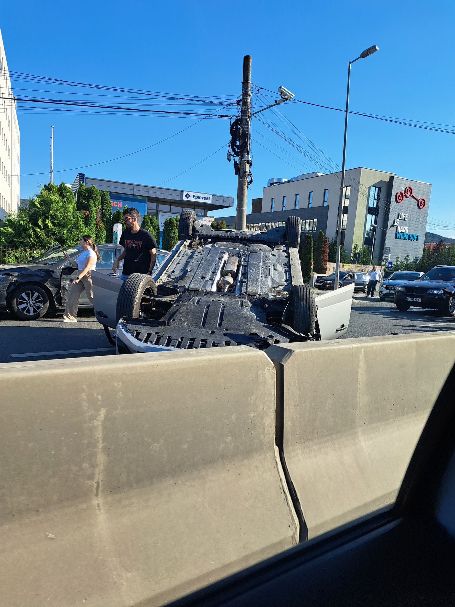Cluj: Accident cu 4 mașini pe Calea Florești. Un autoturism s-a răsturnat 1