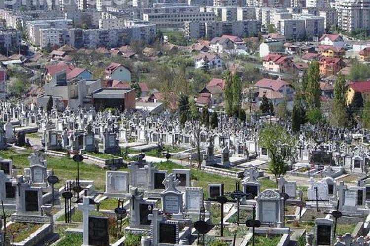 Cluj: O femeie de 45 de ani a murit după ce o cruce s-a desprins și a căzut peste ea în Cimitirul din Mănăștur 1
