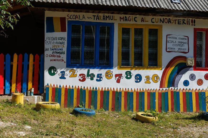Școala colorată din Munții Apuseni, renovată de copii și săteni, are 6 elevi și 10 preșcolari: „Cei mici au pictat, adulții au făcut restul” 2