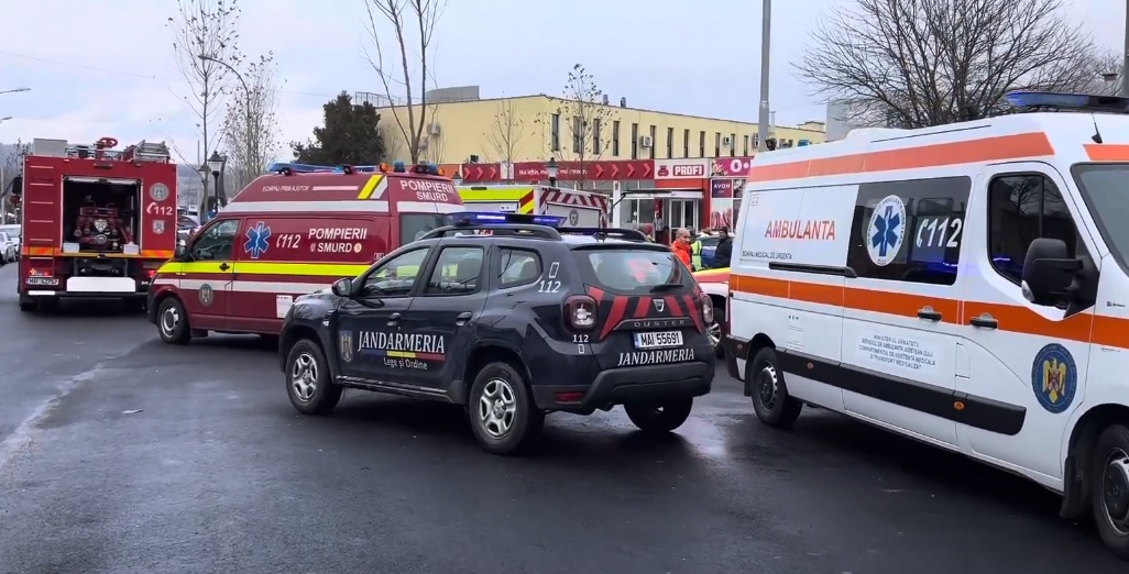 (Video) Cluj: Trei persoane rănite după ce tavanul unei bănci din Dej s-a prăbușit 1