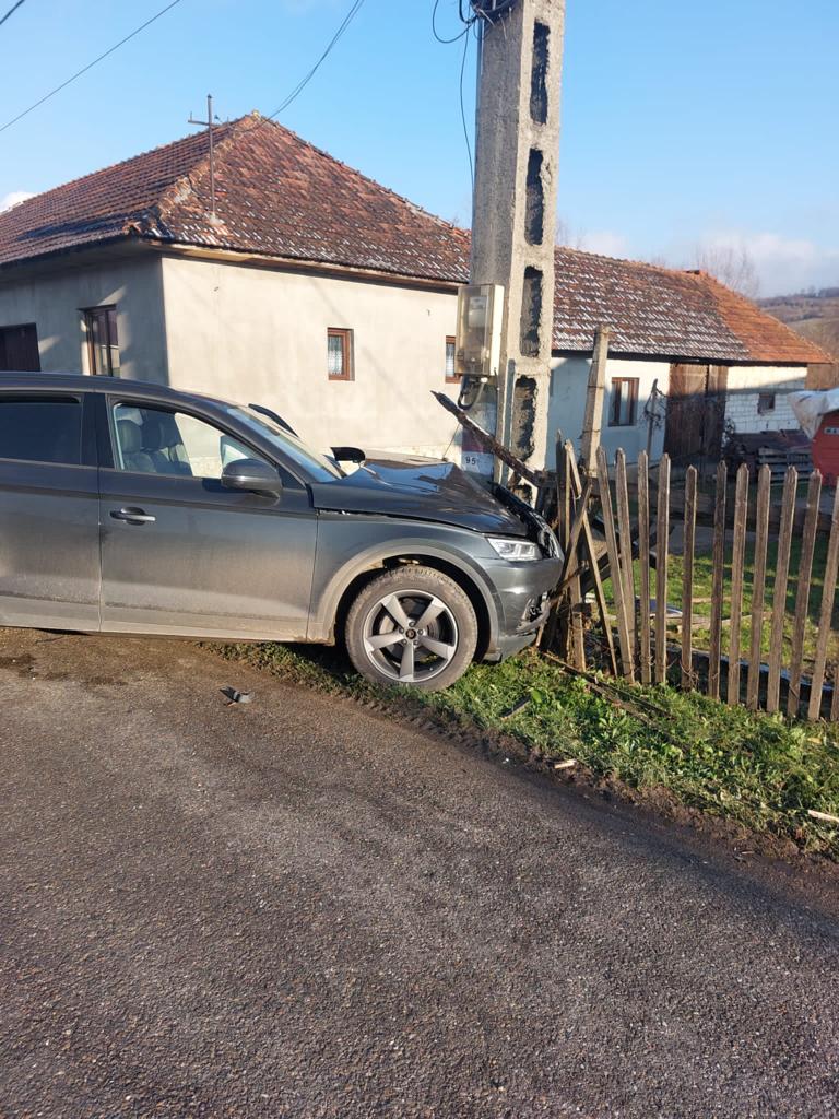 (Foto) Imagini cu Audi-ul lui Mircea Bravo după ce s-a lovit de un stâlp. Vloggerul, alături de soția sa și Tanti Lenuța mergeau spre Izbuc, la mănăstire 1