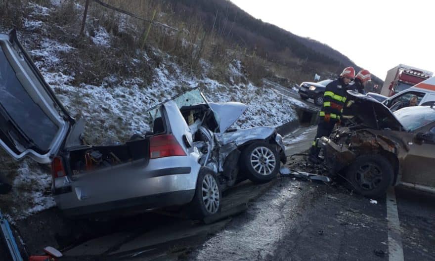 Cluj: Un bărbat a murit după ce a intrat cu mașina pe sensul opus și s-a lovit de un alt autoturism. Bărbatul nu avea permis de conducere 1