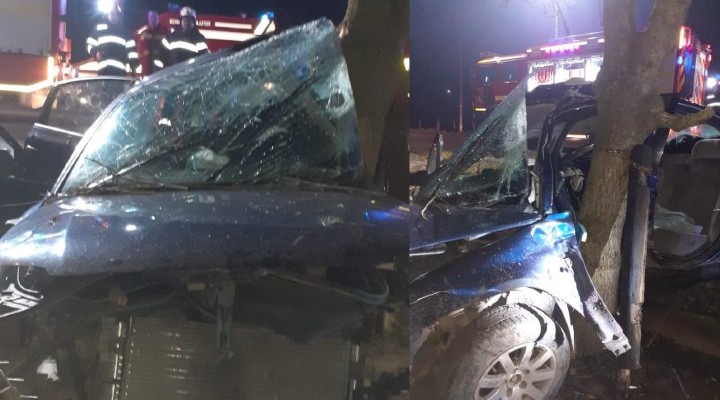 Cluj: Trei tineri au ajuns la spital după ce au intrat cu mașina într-un copac 1