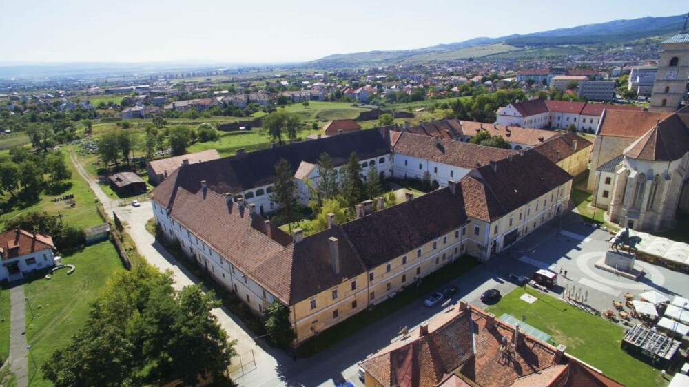 (Video) Palatul Principilor din Transilvania, vechi de peste șase secole, a fost readus la viață. Clădirea îmbină stilurile gotic, renascentist și baroc 1