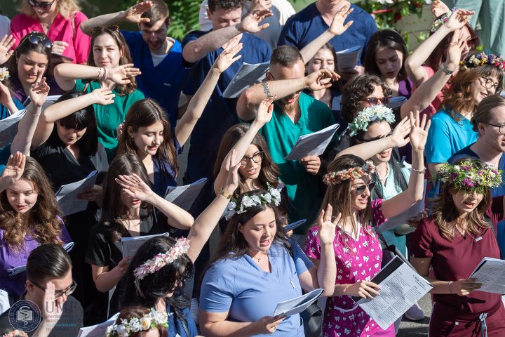 (Video) Cluj. Promoția 2025 își ia adio cu serenade: Cum sună despărțirea de Medicină la Cluj 1