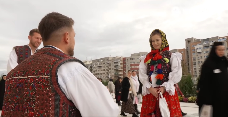 (Video) Dragoste, credință și tradiție: David, absolvent al Școlii de Agenți de Poliție „Septimiu Mureșan” din Cluj-Napoca, cerere în căsătorie în straie populare, chiar la Catedrala Mântuirii Neamului 1