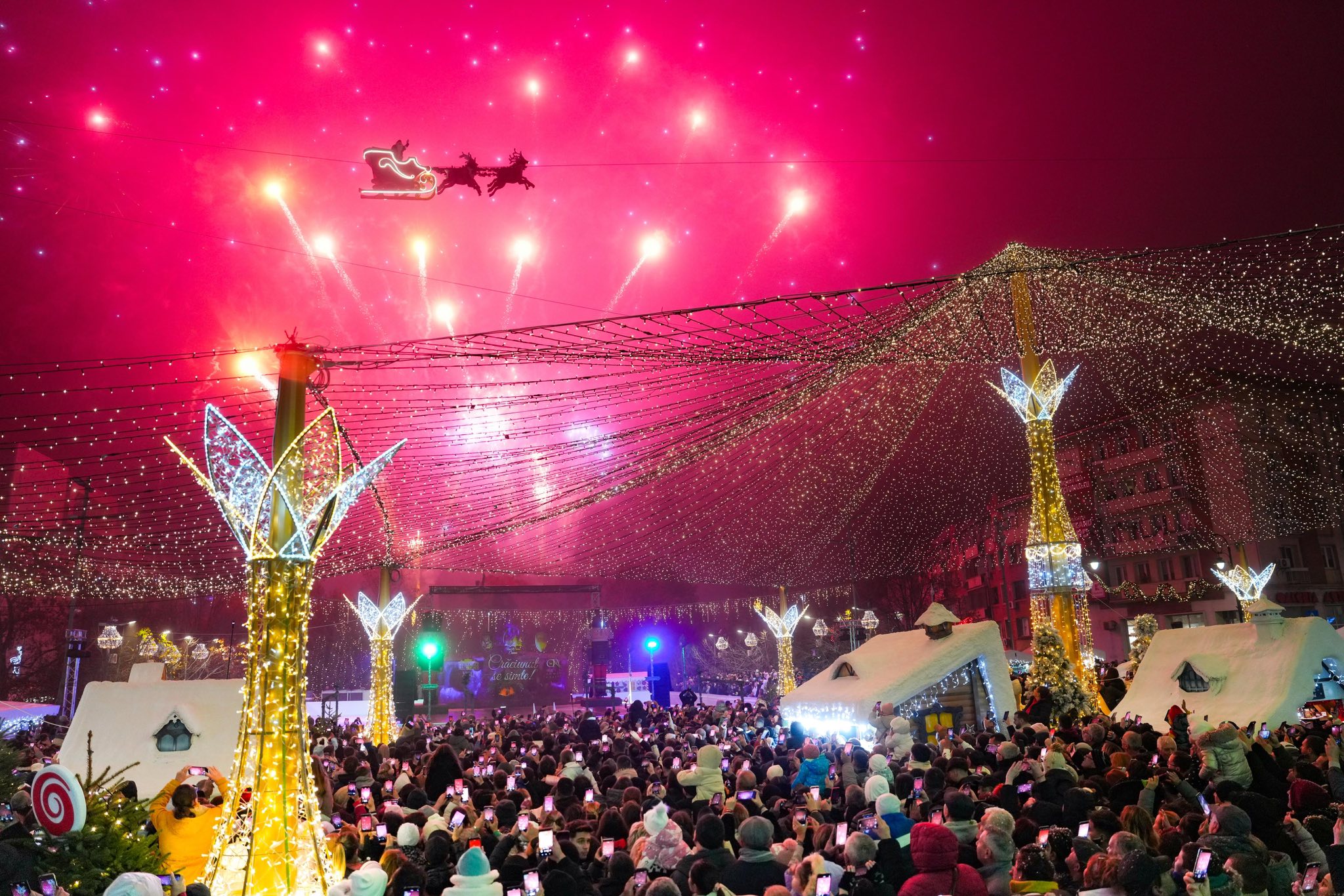 (Foto/Video) A rămas Clujul în urmă? S-a deschis Târgul de Crăciun de la Craiova. Imagini spectaculoase cu efectele speciale, ninisoare artificială și apariția zilnică a saniei zburătoare a lui Moș Crăciun. 1