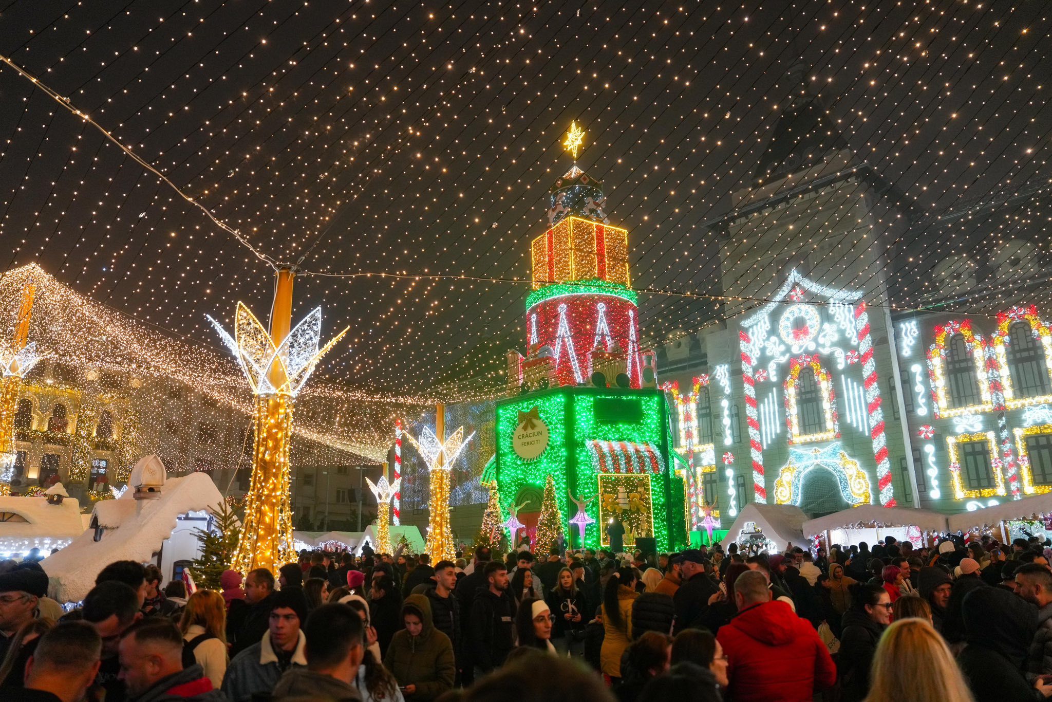 (Foto/Video) A rămas Clujul în urmă? S-a deschis Târgul de Crăciun de la Craiova. Imagini spectaculoase cu efectele speciale, ninisoare artificială și apariția zilnică a saniei zburătoare a lui Moș Crăciun. 4