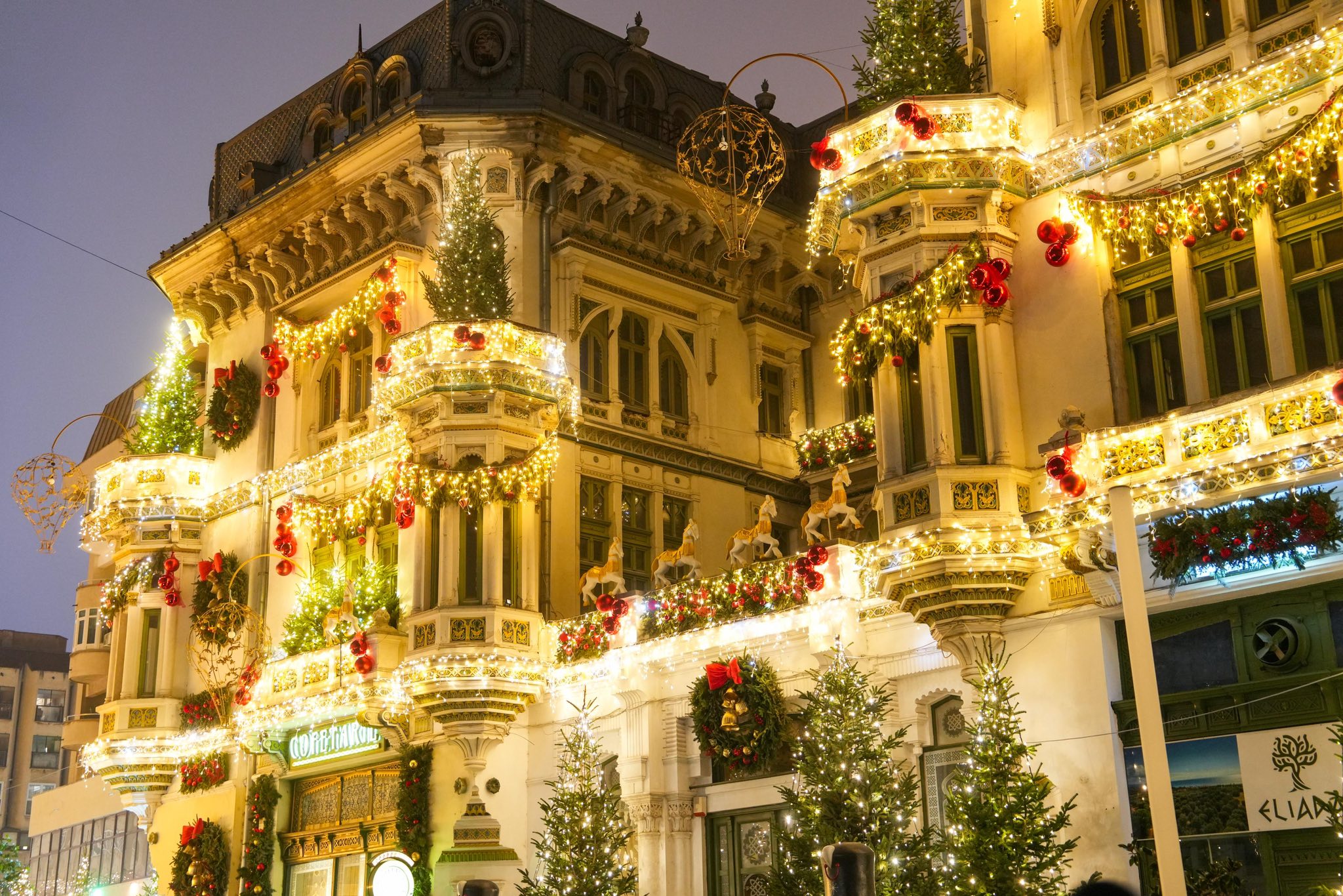 (Foto/Video) A rămas Clujul în urmă? S-a deschis Târgul de Crăciun de la Craiova. Imagini spectaculoase cu efectele speciale, ninisoare artificială și apariția zilnică a saniei zburătoare a lui Moș Crăciun. 3