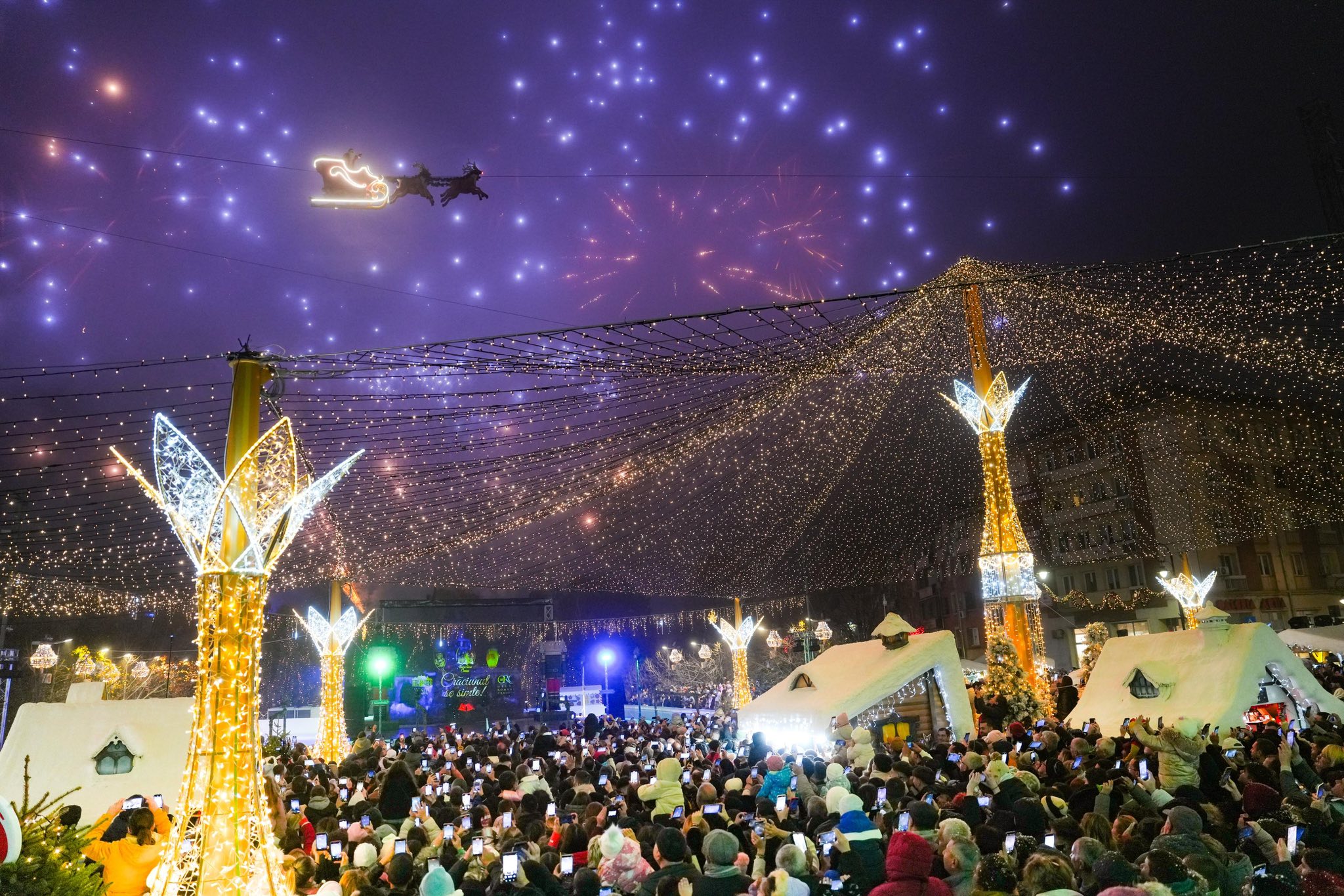(Foto/Video) A rămas Clujul în urmă? S-a deschis Târgul de Crăciun de la Craiova. Imagini spectaculoase cu efectele speciale, ninisoare artificială și apariția zilnică a saniei zburătoare a lui Moș Crăciun. 6