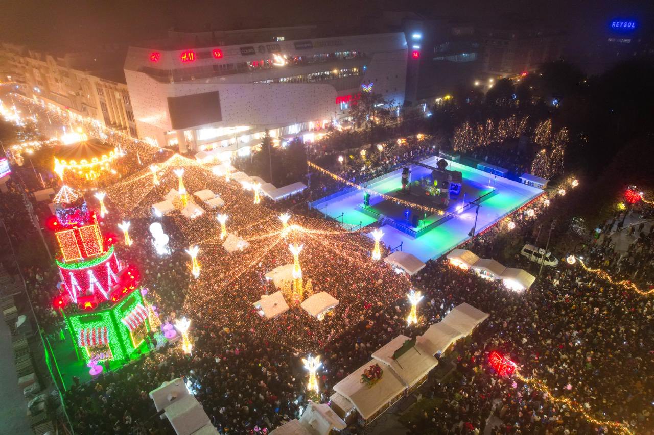 (Foto/Video) A rămas Clujul în urmă? S-a deschis Târgul de Crăciun de la Craiova. Imagini spectaculoase cu efectele speciale, ninisoare artificială și apariția zilnică a saniei zburătoare a lui Moș Crăciun. 2