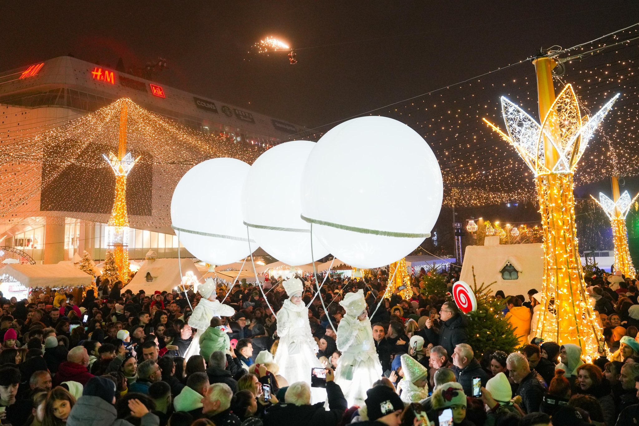 (Foto/Video) A rămas Clujul în urmă? S-a deschis Târgul de Crăciun de la Craiova. Imagini spectaculoase cu efectele speciale, ninisoare artificială și apariția zilnică a saniei zburătoare a lui Moș Crăciun. 5