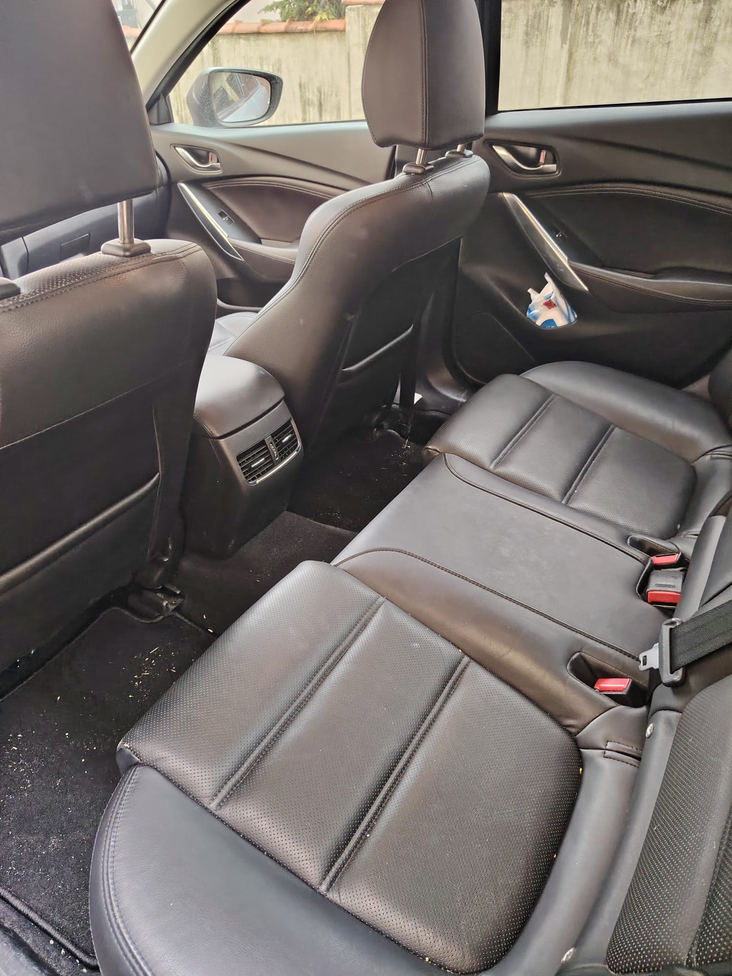 Cu cât vinde ANAF Cluj-Napoca un autoturism Mazda 6 din 2016 şi un BMW 320 D Cabrio 2